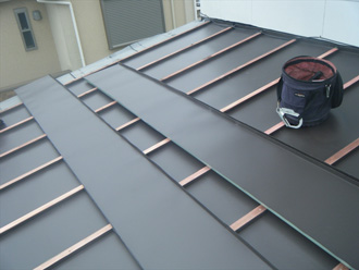 荒川区　屋根葺き替え工事　ガルバリウム鋼板屋根材設置