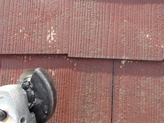 足立区　屋根カバー工法　苔をサンダーで除去