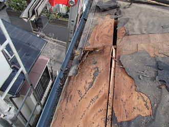 墨田区　屋根葺き替え工事　野地板が腐食している