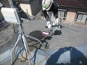 墨田区　屋根塗装　シーラーで下塗り