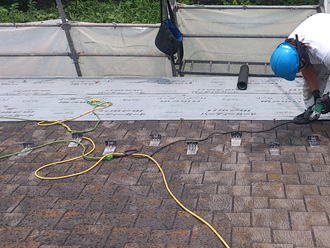 足立区　屋根カバー工法　防水紙の設置と雪止め金具の取り付け