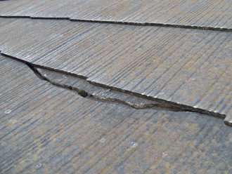 墨田区　屋根塗装前　スレートがひび割れしている