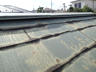 足立区　屋根カバー工法前の点検　棟板金が浮いていることと、屋根材が傷んでいる
