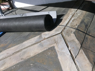 江東区　屋根カバー工法では棟板金などを撤去します