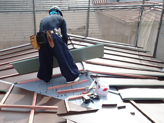 川崎市川崎区　屋根葺き替え　ガルバリウム鋼板の屋根材設置