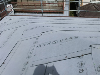 江東区　屋根カバー工法　防水紙設置