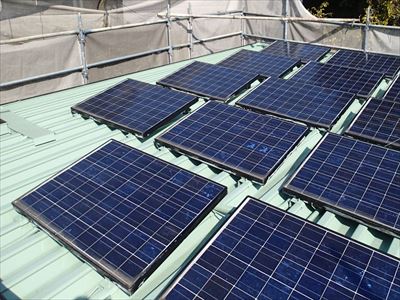 横浜市緑区｜太陽光パネルが設置された折板屋根塗装工事！外壁塗装、施工後写真