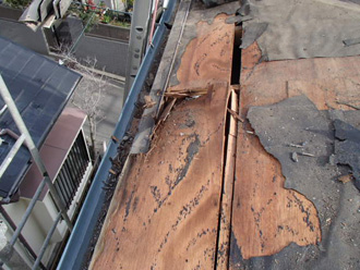 川崎市幸区　屋根葺き替え工事　野地板が腐食している