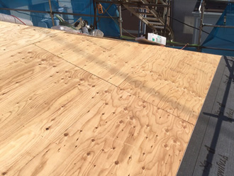 川崎市高津区　屋根葺き替え工事で新しい野地板を設置