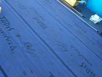 川崎市高津区　屋根カバー工法で表面に防水紙を取り付ける