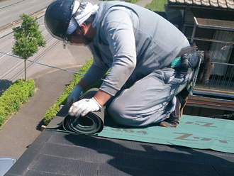 川崎市幸区　屋根カバー工法のルーフィングは軒先から実施