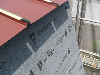 川崎市中原区　腰折れ屋根の葺き替え　防水紙と金属屋根材を取り付け