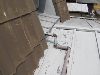 川崎市中原区　腰折れ屋根の葺き替え　工事前はスレートなどが劣化している