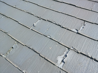 川崎市高津区　屋根材の表面が剥がれている