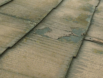川崎市中原区　屋根材の表面が剥がれている