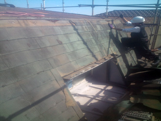 川崎市中原区　腰折れ屋根の葺き替え　古い屋根材を撤去