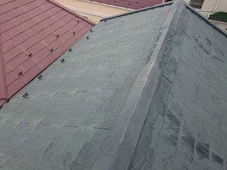 江東区　屋根の塗膜がチョーキングを起こしている