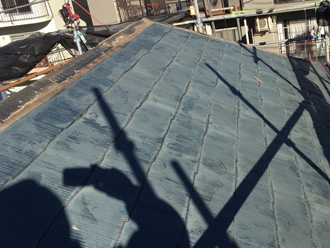 江東区　屋根カバー工法では不要な棟板金や雪止め金具を撤去します