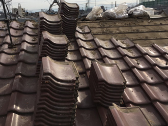 横浜市緑区　瓦から金属屋根材への葺き替え工事　瓦撤去