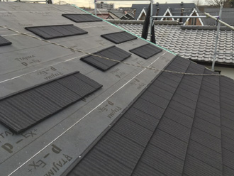 横浜市緑区　瓦から金属屋根材への葺き替え工事　防水紙と屋根材設置