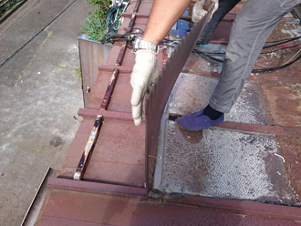 横浜市中区　瓦棒屋根の葺き替え工事　ポリカで仮補修されている