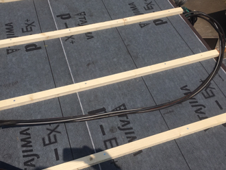 横浜市中区　瓦棒屋根の葺き替え工事　防水紙と心木設置