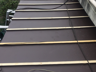 横浜市中区　瓦棒屋根の葺き替え工事　ガルバリウム鋼板の屋根材設置