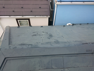 江東区 エコグラーニで屋根カバー工法　工事前は塗膜がチョーキングを起こしている