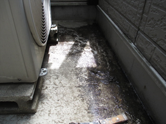 墨田区　バルコニー床のウレタン防水工事 床が汚れている