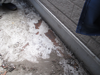 墨田区　バルコニー床のウレタン防水工事 床の防水層が剥がれている