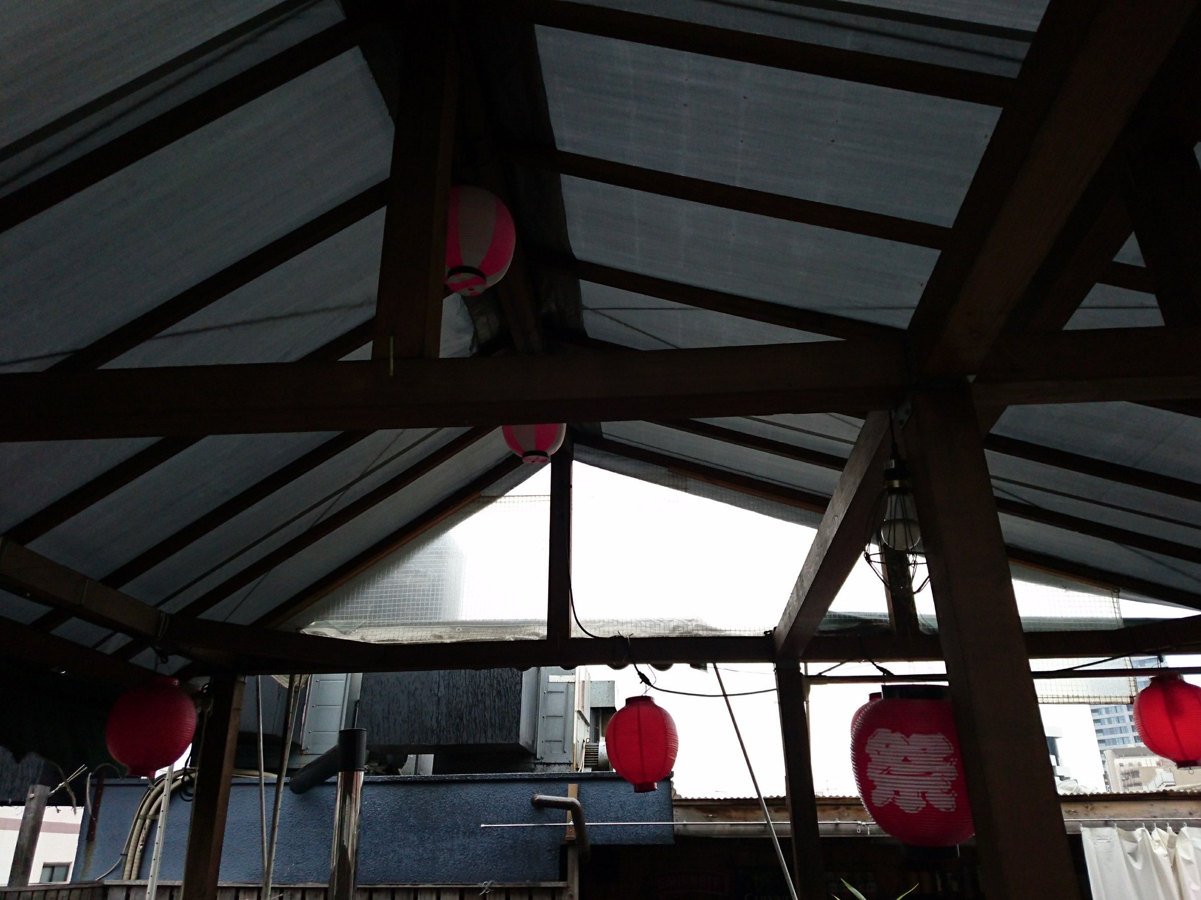 東京都港区｜飲食店テラスの屋根張り替え工事で明るい印象に！、施工前写真
