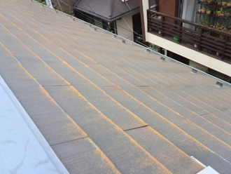 横浜市南区　屋根塗装前は苔が生えている