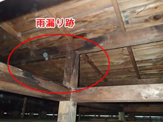 川崎市川崎区　瓦棒屋根の小屋裏には雨漏り跡が見られる