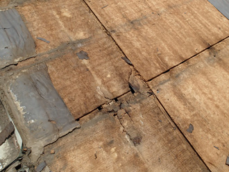 川崎市川崎区　瓦棒屋根　屋根材下の野地板も腐食している