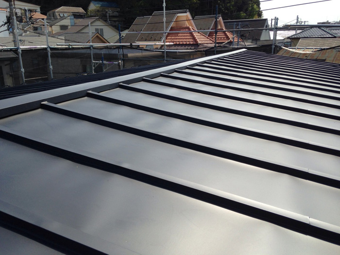 川崎市川崎区　瓦棒屋根　ガルバリウム鋼板の屋根材で屋根葺き替え工事を実施