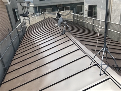 川崎市宮前区でサビたトタン屋根をガルバリウム鋼板へ葺き替え工事、施工後写真