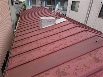 川崎市宮前区でサビたトタン屋根をガルバリウム鋼板へ葺き替え工事、施工前写真