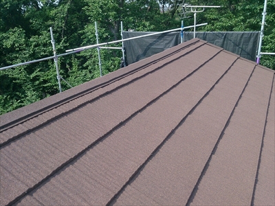 横浜市保土ヶ谷区で瓦屋根からジンカリウム鋼板のエコグラーニで葺き替え工事、施工後写真