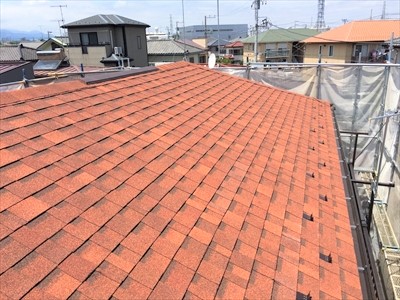 横浜市瀬谷区で洋風な瓦から軽い屋根材のオークリッジスーパーへ葺き替え、施工後写真