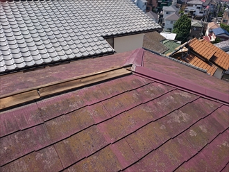 横浜市泉区で台風で剥がれた棟板金を下地から全て交換しました、施工前写真
