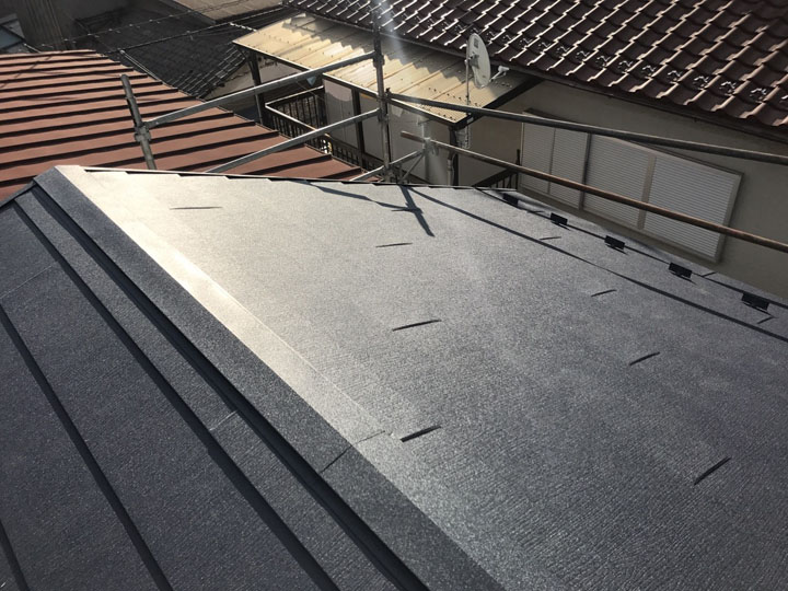 屋根カバー工法完了