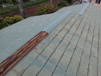 青梅市東青梅での台風被害、スレート屋根の剥がれた棟板金を交換しました、施工前写真