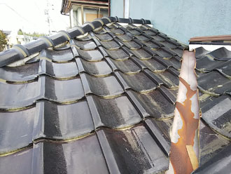 昭島市東町で金属屋根に葺き替えて軒天の剥がれの原因だった瓦屋根の雨漏りを解消、施工前写真