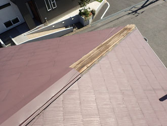 東久留米市滝山にて台風で剥がされた棟板金を交換、強風にも負けない樹脂製貫板を使用、施工前写真