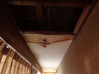 雨漏れの為天井落下