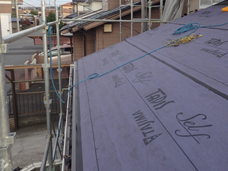 東村山市秋津町　金属屋根材横暖ルーフSへの屋根カバー工法　防水紙設置