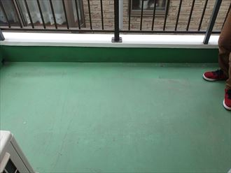 新宿区戸山にて風災による波板補修にあわせウレタン塗膜防水工事で雨漏りを防止、施工前写真