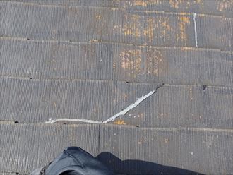 割れたスレート屋根材のシーリング補修
