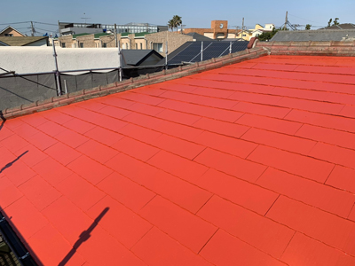 黒から赤へ塗り替えたスレート屋根