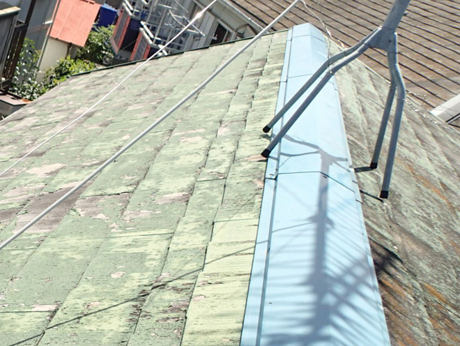 塗装の劣化が著しいスレート屋根